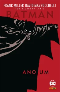 Em 1986, Frank Miller e David Mazzucchelli produziram esta revolucionária reinterpretação da origem do Batman - sobre quem ele é e como se tornou o que é. Escrito pouco após Batman: O Cavaleiro das Trevas, a distópica fábula de Miller sobre os últimos dias do Homem-Morcego, Ano Um abriu caminho para uma nova visão de um lendário personagem. Esta edição inclui a história na íntegra, uma introdução pelo escritor Frank Miller e um posfácio ilustrado pelo artista David Mazzucchelli. Inclui também mais de 40 páginas de estudos de personagem, páginas do roteiro original, esboços e fornece mais do que um vislumbre na criação desse clássico contemporâneo. Este volume reúne as edições Batman 404 a 407 em 148 páginas de quadrinhos.